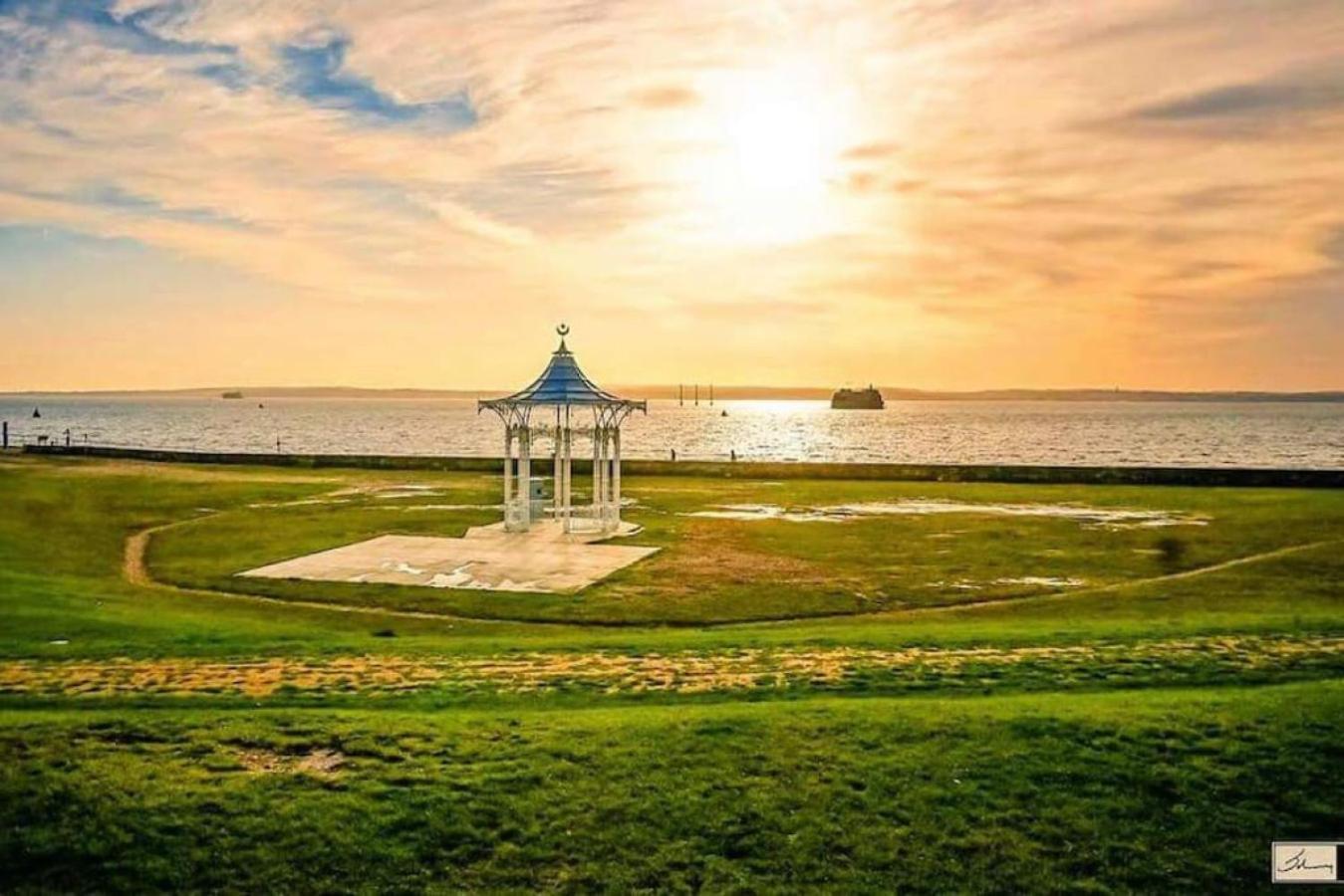Air Maison - Stunning Beach Front Apartment Portsmouth Extérieur photo